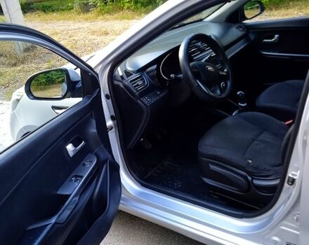 Сірий Кіа Ріо, об'ємом двигуна 1.4 л та пробігом 230 тис. км за 5750 $, фото 4 на Automoto.ua
