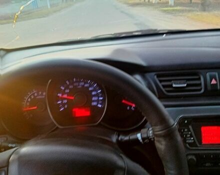 Серый Киа Рио, объемом двигателя 1.4 л и пробегом 300 тыс. км за 5200 $, фото 6 на Automoto.ua