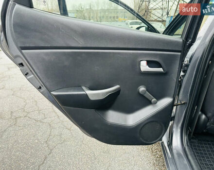 Серый Киа Рио, объемом двигателя 1.4 л и пробегом 245 тыс. км за 5900 $, фото 16 на Automoto.ua