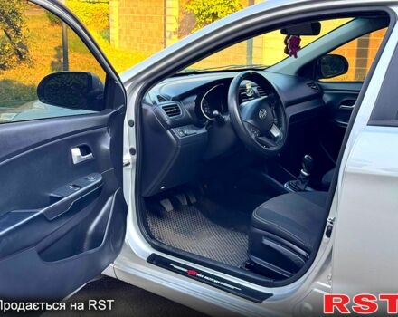 Сірий Кіа Ріо, об'ємом двигуна 1.4 л та пробігом 230 тис. км за 5799 $, фото 4 на Automoto.ua