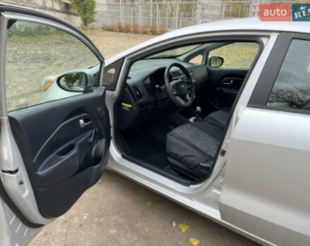 Серый Киа Рио, объемом двигателя 1.59 л и пробегом 219 тыс. км за 7600 $, фото 12 на Automoto.ua