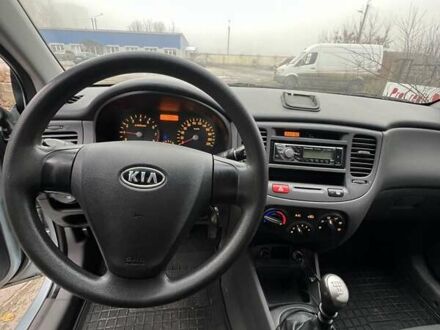 Серый Киа Рио, объемом двигателя 1.4 л и пробегом 241 тыс. км за 4300 $, фото 1 на Automoto.ua