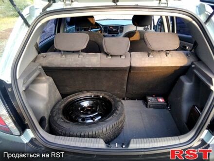 Серый Киа Рио, объемом двигателя 1.4 л и пробегом 225 тыс. км за 4500 $, фото 1 на Automoto.ua