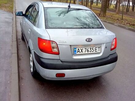 Серый Киа Рио, объемом двигателя 1.4 л и пробегом 247 тыс. км за 3700 $, фото 1 на Automoto.ua
