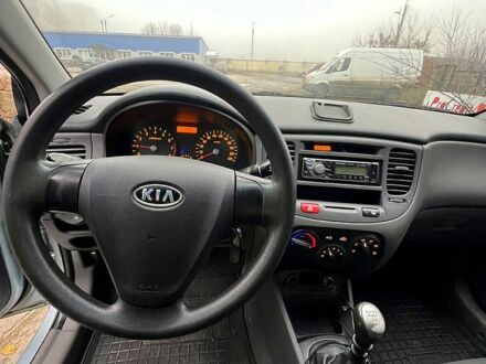 Серый Киа Рио, объемом двигателя 1.4 л и пробегом 240 тыс. км за 4300 $, фото 1 на Automoto.ua