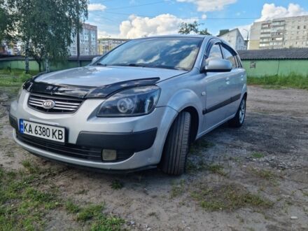 Серый Киа Рио, объемом двигателя 1.4 л и пробегом 300 тыс. км за 4000 $, фото 1 на Automoto.ua