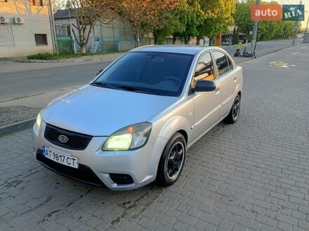 Серый Киа Рио, объемом двигателя 1.4 л и пробегом 301 тыс. км за 3700 $, фото 1 на Automoto.ua