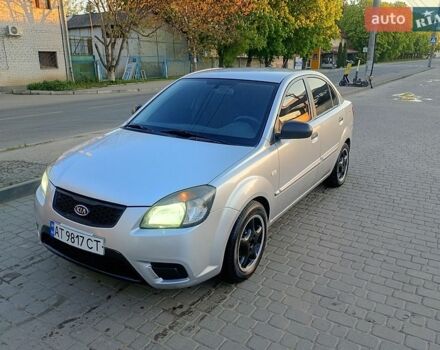 Серый Киа Рио, объемом двигателя 1.4 л и пробегом 301 тыс. км за 3700 $, фото 1 на Automoto.ua