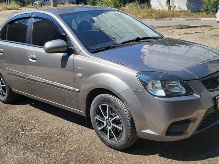 Серый Киа Рио, объемом двигателя 1.4 л и пробегом 90 тыс. км за 5000 $, фото 1 на Automoto.ua