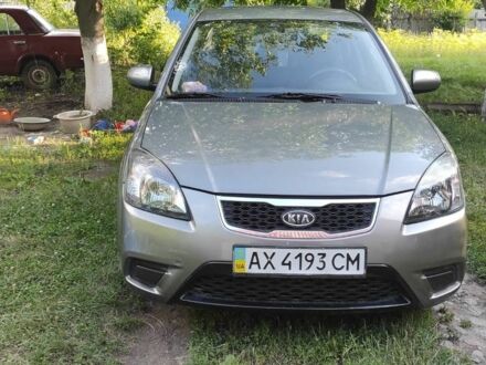 Сірий Кіа Ріо, об'ємом двигуна 1.4 л та пробігом 215 тис. км за 4900 $, фото 1 на Automoto.ua