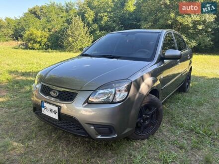 Серый Киа Рио, объемом двигателя 1.4 л и пробегом 167 тыс. км за 5400 $, фото 1 на Automoto.ua