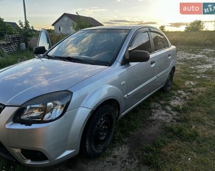 Серый Киа Рио, объемом двигателя 1.4 л и пробегом 245 тыс. км за 4000 $, фото 1 на Automoto.ua
