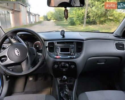 Синий Киа Рио, объемом двигателя 1.4 л и пробегом 200 тыс. км за 4150 $, фото 2 на Automoto.ua