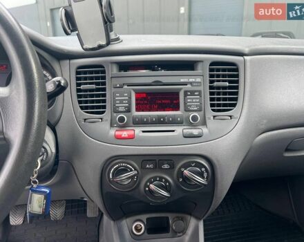 Синій Кіа Ріо, об'ємом двигуна 1.4 л та пробігом 190 тис. км за 5490 $, фото 24 на Automoto.ua