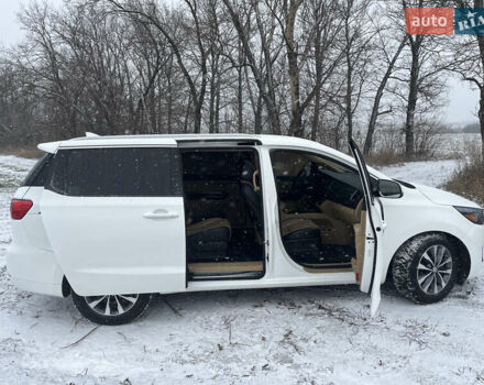 Белый Киа Седона, объемом двигателя 3.34 л и пробегом 193 тыс. км за 17000 $, фото 2 на Automoto.ua