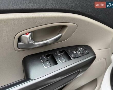 Білий Кіа Седона, об'ємом двигуна 3.34 л та пробігом 90 тис. км за 21990 $, фото 16 на Automoto.ua