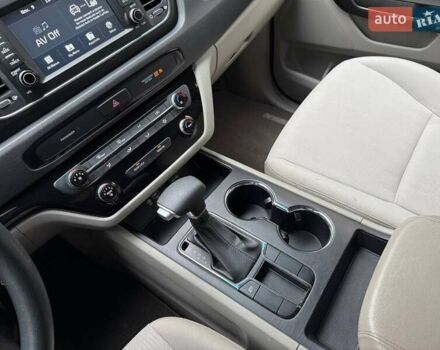 Білий Кіа Седона, об'ємом двигуна 3.34 л та пробігом 90 тис. км за 21990 $, фото 27 на Automoto.ua