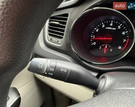 Белый Киа Седона, объемом двигателя 3.34 л и пробегом 90 тыс. км за 24990 $, фото 18 на Automoto.ua