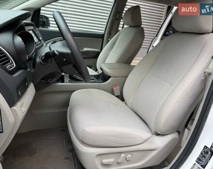 Белый Киа Седона, объемом двигателя 3.34 л и пробегом 90 тыс. км за 24990 $, фото 10 на Automoto.ua