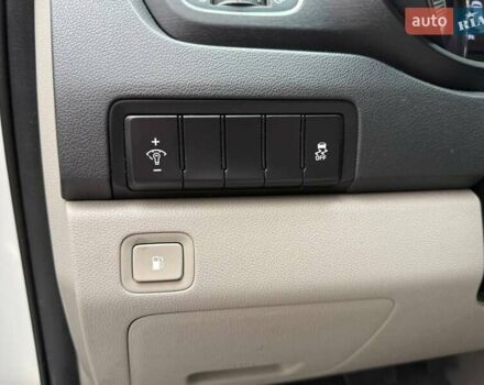 Білий Кіа Седона, об'ємом двигуна 3.34 л та пробігом 90 тис. км за 21990 $, фото 17 на Automoto.ua