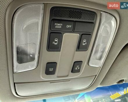 Белый Киа Седона, объемом двигателя 3.34 л и пробегом 90 тыс. км за 24990 $, фото 28 на Automoto.ua