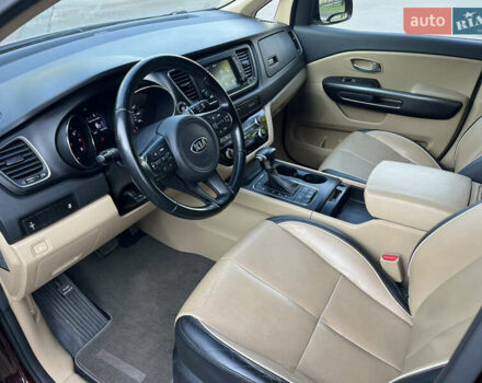 Красный Киа Седона, объемом двигателя 3.34 л и пробегом 126 тыс. км за 14990 $, фото 5 на Automoto.ua