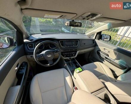 Красный Киа Седона, объемом двигателя 3.34 л и пробегом 105 тыс. км за 14000 $, фото 2 на Automoto.ua