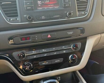 Красный Киа Седона, объемом двигателя 3.34 л и пробегом 105 тыс. км за 14000 $, фото 7 на Automoto.ua