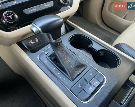 Красный Киа Седона, объемом двигателя 3.34 л и пробегом 126 тыс. км за 14990 $, фото 13 на Automoto.ua