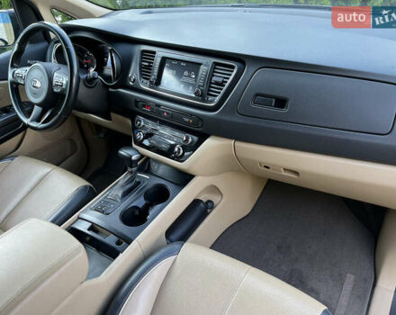 Красный Киа Седона, объемом двигателя 3.34 л и пробегом 126 тыс. км за 14990 $, фото 8 на Automoto.ua