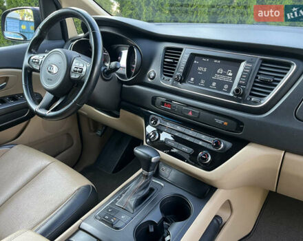 Красный Киа Седона, объемом двигателя 3.34 л и пробегом 126 тыс. км за 14990 $, фото 7 на Automoto.ua