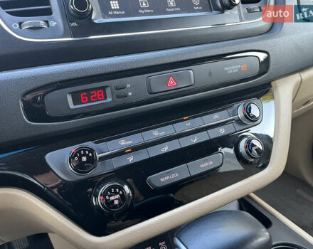 Красный Киа Седона, объемом двигателя 3.34 л и пробегом 126 тыс. км за 14990 $, фото 12 на Automoto.ua