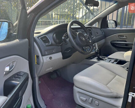 Красный Киа Седона, объемом двигателя 3.34 л и пробегом 120 тыс. км за 14000 $, фото 1 на Automoto.ua