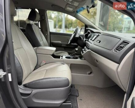 Серый Киа Седона, объемом двигателя 3.34 л и пробегом 125 тыс. км за 14800 $, фото 12 на Automoto.ua