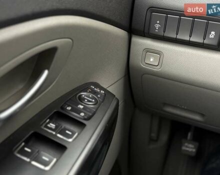 Серый Киа Седона, объемом двигателя 3.34 л и пробегом 125 тыс. км за 14800 $, фото 25 на Automoto.ua