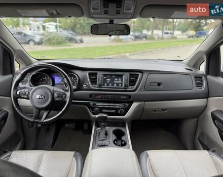 Серый Киа Седона, объемом двигателя 3.34 л и пробегом 125 тыс. км за 14800 $, фото 8 на Automoto.ua