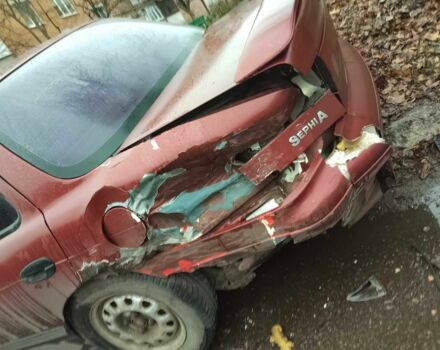 Красный Киа Сефия, объемом двигателя 1.6 л и пробегом 195 тыс. км за 474 $, фото 6 на Automoto.ua