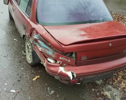 Красный Киа Сефия, объемом двигателя 1.6 л и пробегом 195 тыс. км за 474 $, фото 2 на Automoto.ua