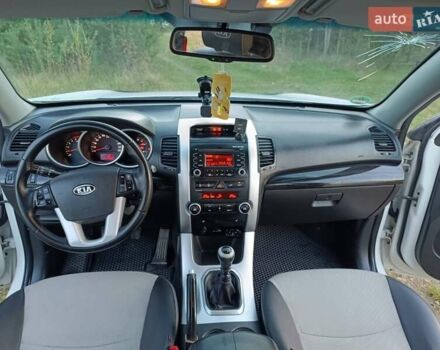 Белый Киа Соренто, объемом двигателя 2.2 л и пробегом 258 тыс. км за 10500 $, фото 4 на Automoto.ua