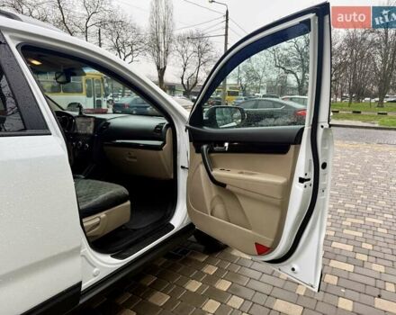 Білий Кіа Соренто, об'ємом двигуна 2.4 л та пробігом 327 тис. км за 9999 $, фото 36 на Automoto.ua