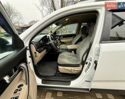 Білий Кіа Соренто, об'ємом двигуна 2.4 л та пробігом 327 тис. км за 9999 $, фото 31 на Automoto.ua