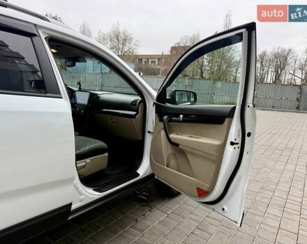 Белый Киа Соренто, объемом двигателя 2.4 л и пробегом 331 тыс. км за 9999 $, фото 41 на Automoto.ua