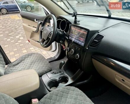 Білий Кіа Соренто, об'ємом двигуна 2.4 л та пробігом 327 тис. км за 9999 $, фото 41 на Automoto.ua