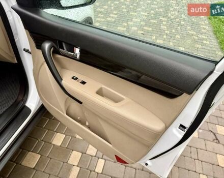 Білий Кіа Соренто, об'ємом двигуна 2.4 л та пробігом 327 тис. км за 9999 $, фото 40 на Automoto.ua