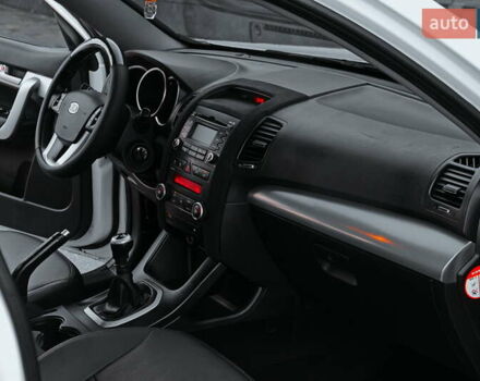 Белый Киа Соренто, объемом двигателя 2.2 л и пробегом 135 тыс. км за 12250 $, фото 9 на Automoto.ua