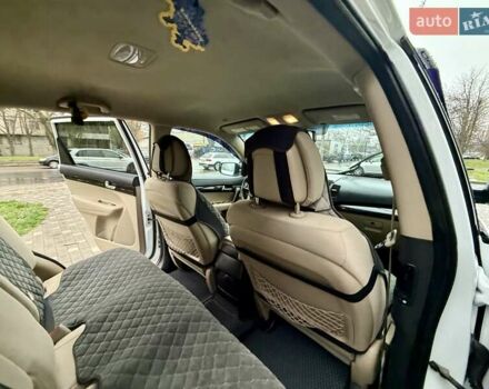 Білий Кіа Соренто, об'ємом двигуна 2.4 л та пробігом 327 тис. км за 9999 $, фото 60 на Automoto.ua