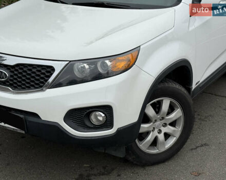 Белый Киа Соренто, объемом двигателя 2.36 л и пробегом 180 тыс. км за 9999 $, фото 2 на Automoto.ua