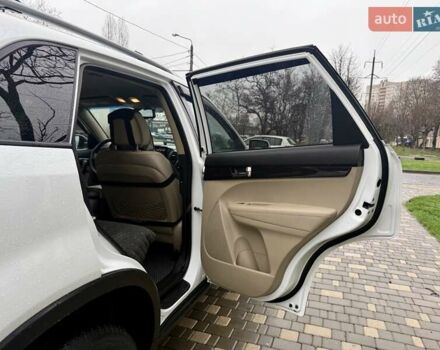 Білий Кіа Соренто, об'ємом двигуна 2.4 л та пробігом 327 тис. км за 9999 $, фото 53 на Automoto.ua