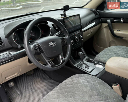 Белый Киа Соренто, объемом двигателя 2.36 л и пробегом 180 тыс. км за 9999 $, фото 12 на Automoto.ua