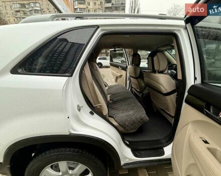 Білий Кіа Соренто, об'ємом двигуна 2.4 л та пробігом 327 тис. км за 9999 $, фото 56 на Automoto.ua